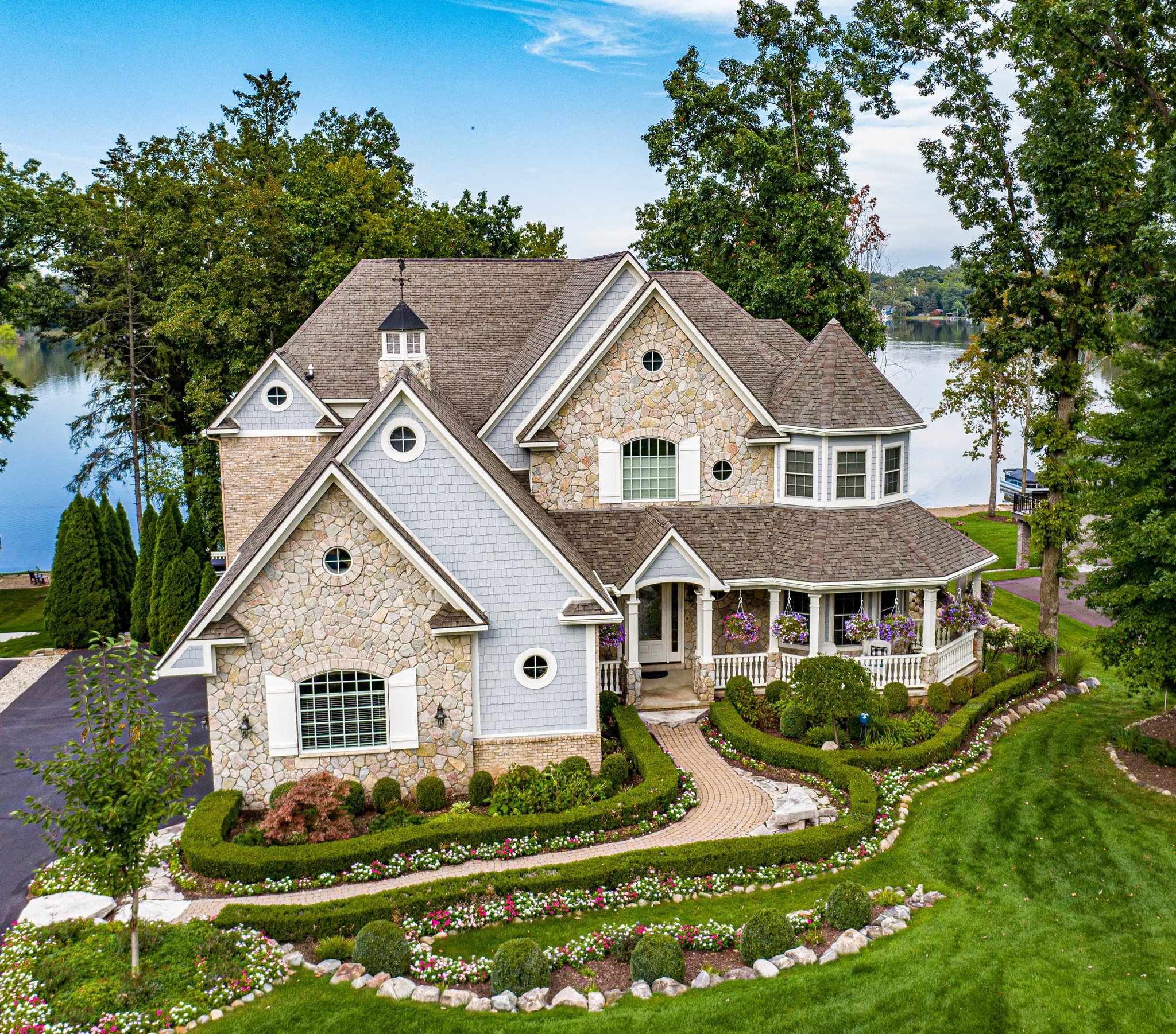 Waterfront luxury family homes in Pine Creek